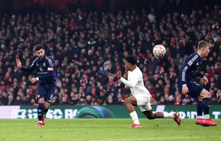 Fernandes trừng phạt sai lầm của Arsenal. (Ảnh: Getty Images)