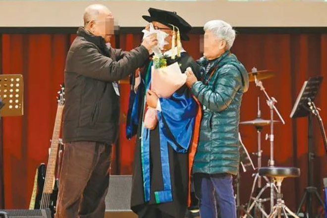 A Tuấn (51 tuổi) - tù nhân đầu tiên ở Hong Kong (Trung Quốc) nhận bằng tiến sĩ. Ảnh: WWP