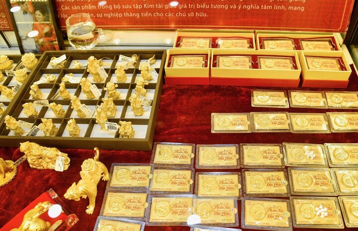 Vàng Thần Tài thường là vàng miếng, nhẫn tròn trơn hoặc các sản phẩm vàng khắc hình Thần Tài - biểu tượng của sự giàu có, phú quý. (Ảnh minh họa).