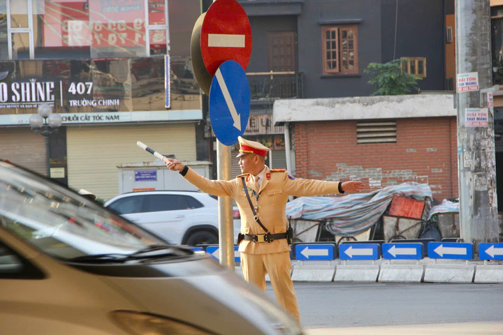 Lực lượng CSGT Hà Nội điều tiết tại những điểm nóng giao thông.