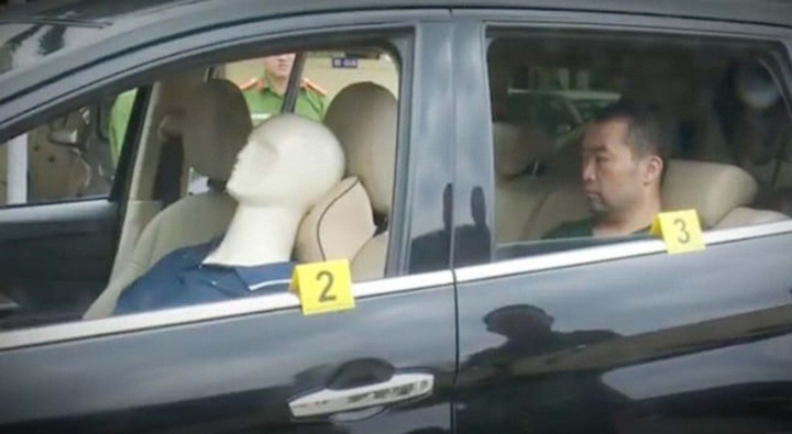 Công an dựng lại hiện trường vụ án.