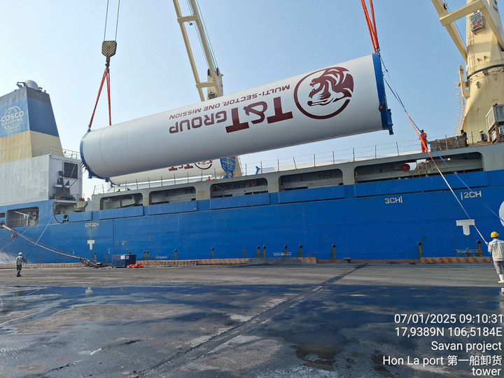 Trong hai ngày 7/1 và 9/1/2025, lô tuabin gió đầu tiên và lô tuabin gió thứ 2 đã cập cảng Hòn La nhằm đáp ứng tiến độ triển khai khẩn trương, nhanh chóng của dự án điện gió Savan 1. (Ảnh: T&T Group)