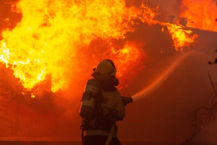 Lính cứu hỏa bang California dập lửa ở căn nhà phía tây Los Angesles. (Ảnh: Reuters)