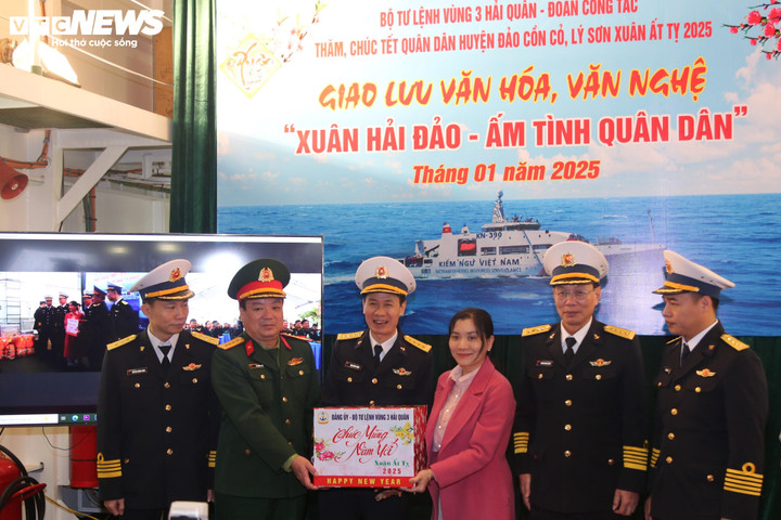 Đại tá Phạm Đình Thành, Phó Chính ủy Vùng 3 Hải quân và Đại tá Phạm Quang Vinh, Phó Tư lệnh Vùng 3 Hải quân trao quà tặng đại diện quân, dân huyện đảo Cồn Cỏ.