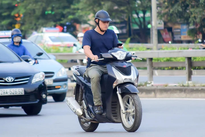 Sử dụng điện thoại khi lái xe máy bị phạt bao nhiêu tiền? - 1