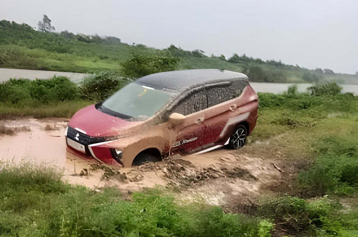 Chiếc xe được tìm thấy trong tình trạng ngập trong bùn đất.