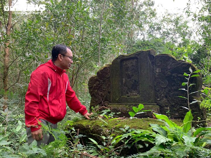 Theo bà Vân, có thể những ngôi mộ này được xây dựng ở giai đoạn các thế kỷ XVII - XVIII. Thời điển này, vùng đất Phú Yên có nhiều biến động, chiến tranh xảy ra liên miên. Vì thế, khi xây mộ phần người ta không tạo bia hoặc nếu có tạo bia thì sau đó cũng đục phá để tránh tình trạng trả thù bằng hình thức quật mồ mả của người quá cố.