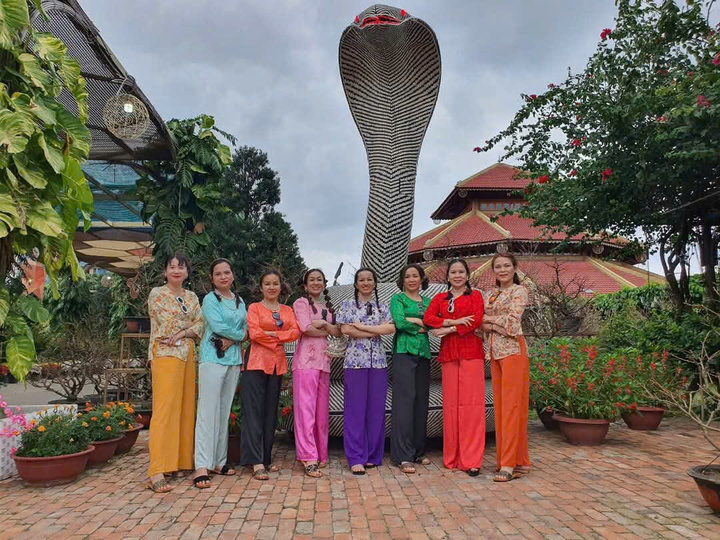 Chị Nguyễn Thị Mai (một du khách từ TP.HCM) đang tham quan tại đây cho biết, năm nào cũng vậy cứ vào những dịp giáp Tết là gia đình đều ra Nha Trang du lịch. "Tôi rất ấn tượng với linh vật rắn năm nay ở làng nghề Trường Sơn vì sử dụng nguyên liệu thân thiện với môi trường, vừa đẹp mắt" - chị Mai nói.