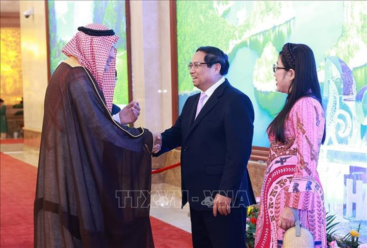 Thủ tướng Phạm Minh Chính và Phu nhân đón các Đại sứ, Trưởng đại diện các tổ chức quốc tế tại Hà Nội. (Ảnh: Dương Giang/TTXVN)