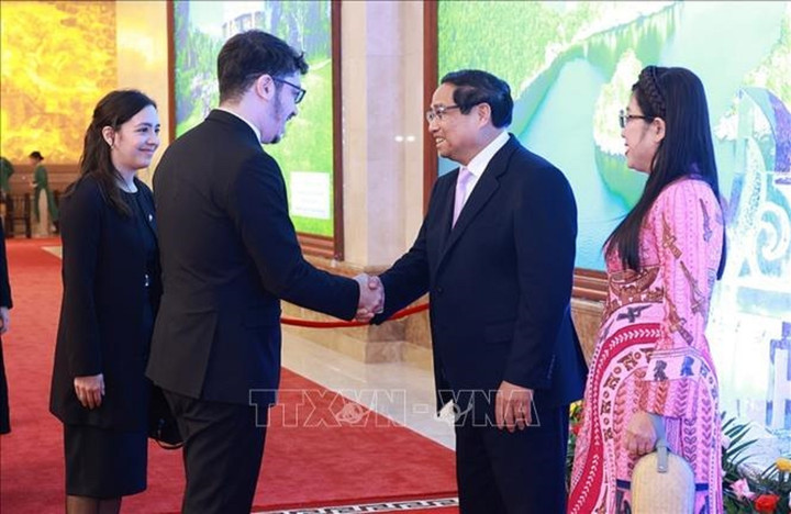 Thủ tướng Phạm Minh Chính và Phu nhân đón các Đại sứ, Trưởng đại diện các tổ chức quốc tế tại Hà Nội, Phu quân, Phu nhân tại buổi chiêu đãi. (Ảnh: Dương Giang/TTXVN)