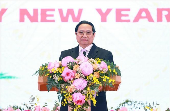 Thủ tướng Phạm Minh Chính chúc mừng năm mới các Đại sứ, Trưởng đại diện các tổ chức quốc tế tại Việt Nam. (Ảnh: Dương Giang/TTXVN)