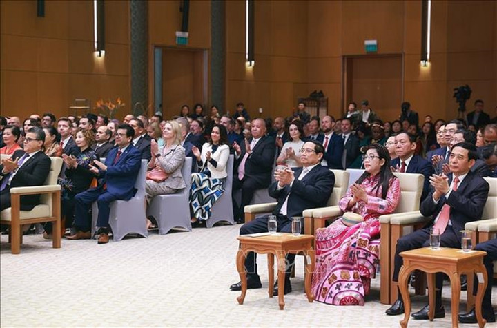 Thủ tướng Phạm Minh Chính và Phu nhân chủ trì tiệc chiêu đãi các Đại sứ, Trưởng đại diện các tổ chức quốc tế. (Ảnh: Dương Giang/TTXVN)