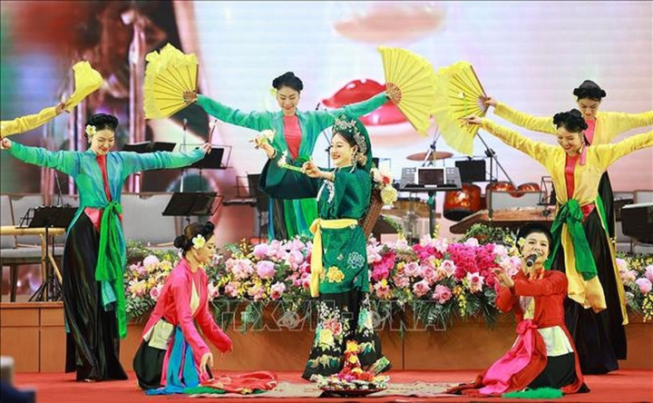 Chương trình văn hoá nghệ thuật truyền thống của Việt Nam giới thiệu cùng các đại sứ, đại diện các tổ chức quốc tế. (Ảnh: Dương Giang/TTXVN)