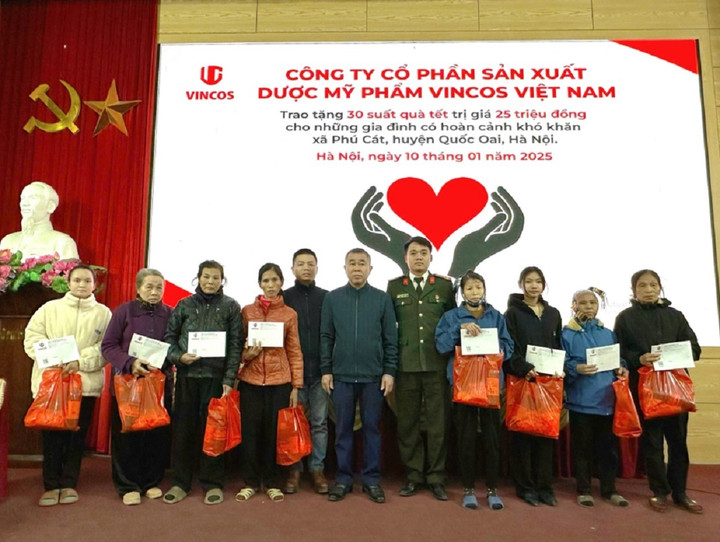 VINCOS trao tặng 30 suất quà Tết trị giá 25 triệu đồng cho người dân xã Phú Cát.