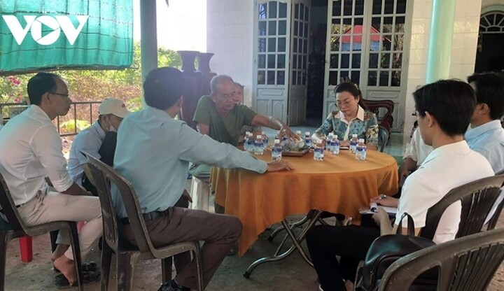 Cơ quan chức năng vận động thầy lang V.V.T ký cam kết không thực hiện hành vi “lấy nọc độc” khi bị chó dại cắn. (Ảnh: CDC Đồng Nai)