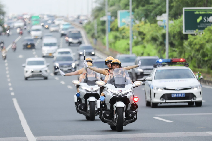 Ô tô không nhường đường cho xe ưu tiên bị phạt bao nhiêu tiền từ năm 2025? - 1