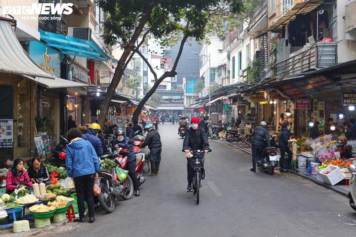 Ngay từ sáng sớm, người dân đã đi chợ để mua sắm đồ lễ, chuẩn bị dâng lên ban thờ gia tiên. Mặc dù vậy, không có cảnh chen chúc mua hàng xảy ra. Vì trước đó, nhiều gia đình đã tranh thủ cúng rằm vào dịp cuối tuần.