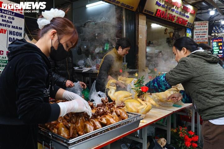 Chủ một cửa hàng bán gà ngậm hoa hồng tại chợ Hàng Bè cho biết: "Năm nay khách chi tiêu khá tiết kiệm, có thể do kinh tế khó khăn. Tuy không khí mua sắm sôi nổi hơn ngày thường nhưng vẫn không bằng năm ngoái".