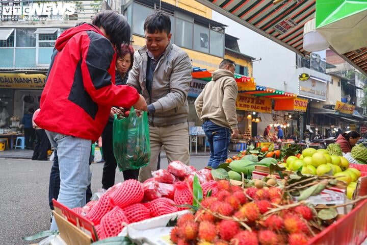 Người dân tất bật cúng Rằm tháng Chạp: Hoa tươi, đào cành, trầu cau đắt gấp đôi - 14