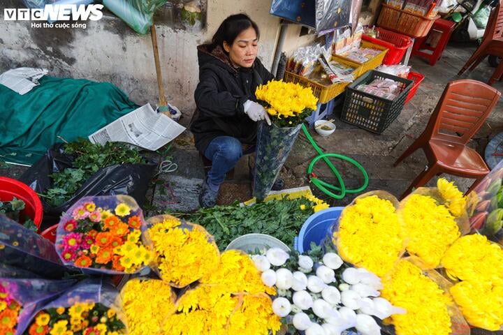 "Gần Tết nên giá hoa nhập về cũng rất đắt đỏ, chúng tôi buộc phải nâng giá bán. Vài hôm nữa, giá sẽ còn tăng thêm", một tiểu thương dự báo.