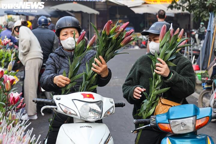 Nhiều người khá bất ngờ vì giá hoa ly tăng mạnh. Một vị khách này nói: "Mới cách đây 1, 2 hôm, tôi còn mua 120.000 đồng/bó hoa ly gồm 10 cành. Bây giờ đã 20.000 - 25.000 đồng/cành. Vì giá quá cao nên tôi chỉ chọn mua 3 cành để tiết kiệm chi phí".