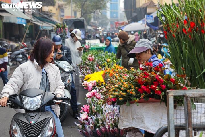 Tuy nhiên, giá nhiều mặt hàng vẫn tăng vọt so với ngày thường. Ví dụ, có loại hoa tươi đã đắt gần gấp đôi.