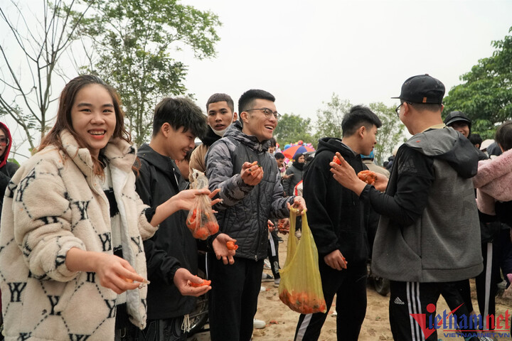 Phiên chợ ném cà chua ở chợ Chuộng Thanh Hoá. (Ảnh: Vietnamnet).