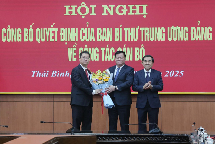 Thường trực Tỉnh ủy tặng hoa chúc mừng tân Phó Bí thư Tỉnh ủy Nguyễn Mạnh Hùng. (Ảnh: UBND tỉnh Thái Bình)