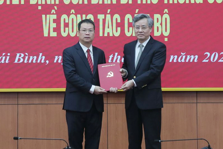Phó Trưởng Ban Tổ chức Trung ương Nguyễn Quang Dương trao quyết định cho ông Nguyễn Mạnh Hùng. (Ảnh: UBND tỉnh Thái Bình)