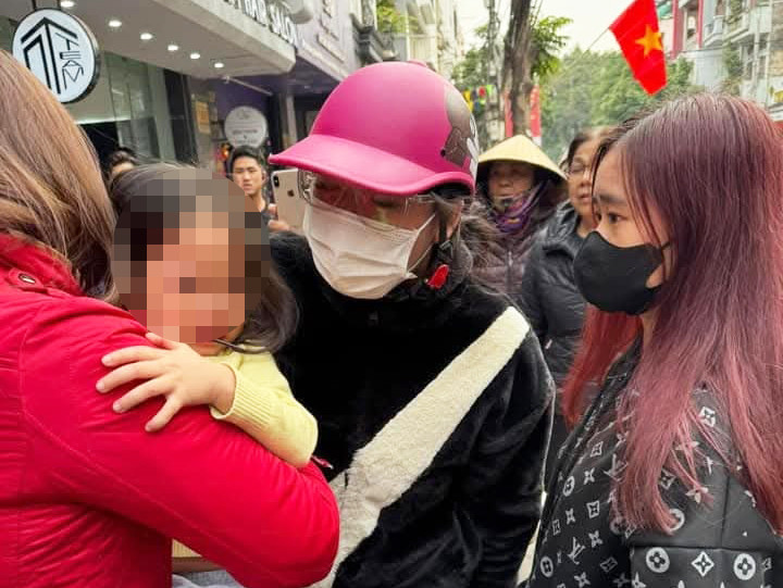 Bé T.M được tìm thấy sau gần 1 ngày bị người lạ dẫn đi. (Ảnh: Facebook)