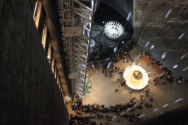 Đến đây, du khách sẽ đi thang máy xuống và có thể nhìn được toàn bộ công viên. (Ảnh: Salt mine Turda)