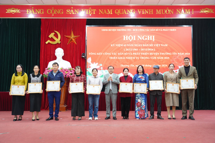 Các tập thể được biểu dương khen thưởng.