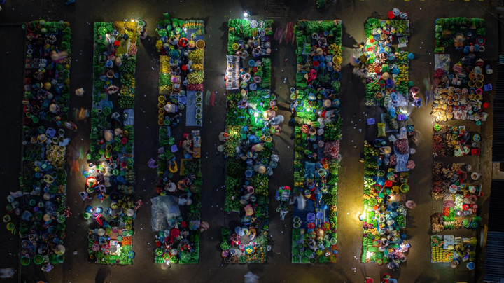 Người mua thoải mái lựa đồ, hỏi giá, bởi tiểu thương chợ luôn hồ hởi và dễ chịu. (Ảnh: Bùi Văn Hải)