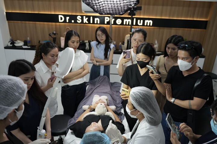 Đội ngũ giảng viên uy tín tại Dr.Skin giúp học viên vững chuyên môn và tự tin ra nghề.