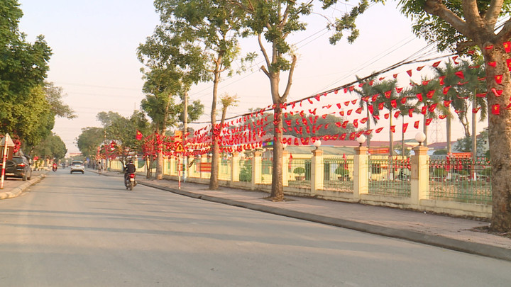 Tại xã Văn Bình, hạ tầng giao thông, các công trình trường học, nhà văn hóa khang trang, sạch đẹp.