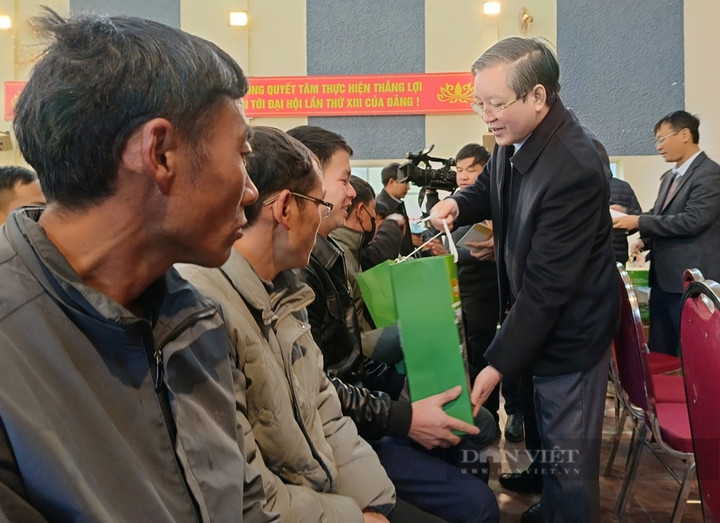 Chủ tịch Hội Nông dân Việt Nam và các thành viên trong đoàn công tác tặng 150 suất quà Tết cho hội viên nông dân có hoàn cảnh khó khăn ở phường Hàm Rồng, thị xã Sa Pa, tỉnh Lào Cai.