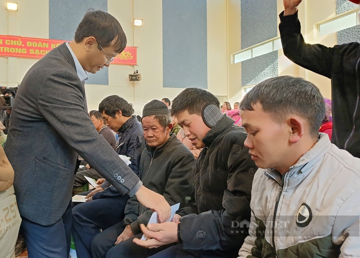 Nhà báo Nguyễn Văn Hoài - Tổng Biên tập Báo Nông thôn ngày nay/Báo điện tử Dân Việt đã trao quà Tết cho các hội viên, nông dân nghèo, khó khăn bị ảnh hưởng sau bão số 3 tại phường Hàm Rồng, thị xã Sa Pa, tỉnh Lào Cai.