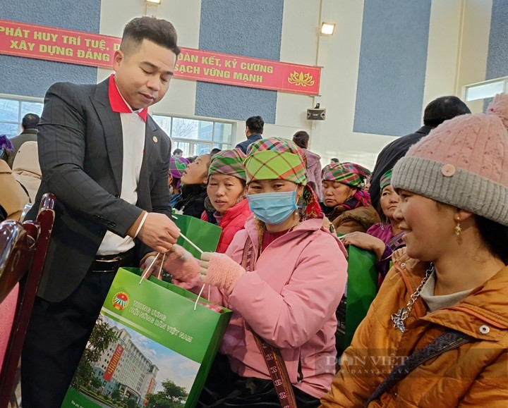 Anh Trương Xuân Hoàng, Giám đốc chi nhánh Ngân hàng HDbank tỉnh Lào Cai trao quà cho các hội viên, nông dân ở phường Hàm Rồng.