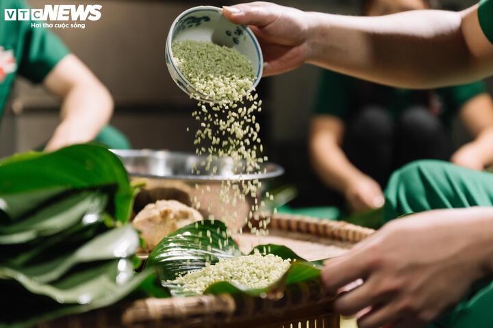 Có gì bên trong hộp quà Tết bánh chưng cao cấp giá tiền triệu? - 3