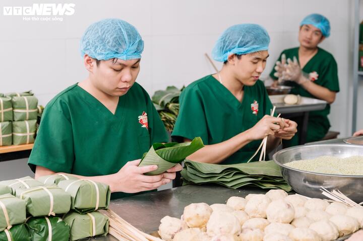 Có gì bên trong hộp quà Tết bánh chưng cao cấp giá tiền triệu? - 4