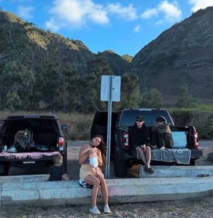 Rosé đón năm mới tại Hawaii cùng gia đình Evan Mock.