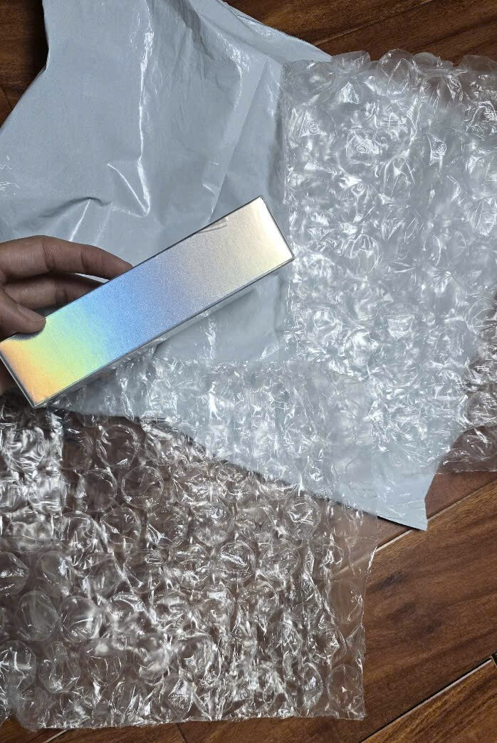 Kích thước của túi và vật liệu chống sốc lớn hơn rất nhiều kích thước sản phẩm.