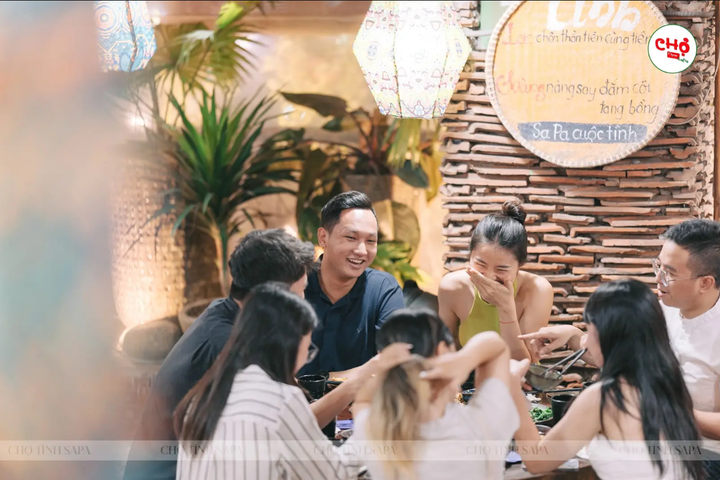 Thực khách có trải nghiệm vui vẻ tại nhà hàng Chợ tình Sapa. (Ảnh: Nhà hàng Chợ tình Sapa)