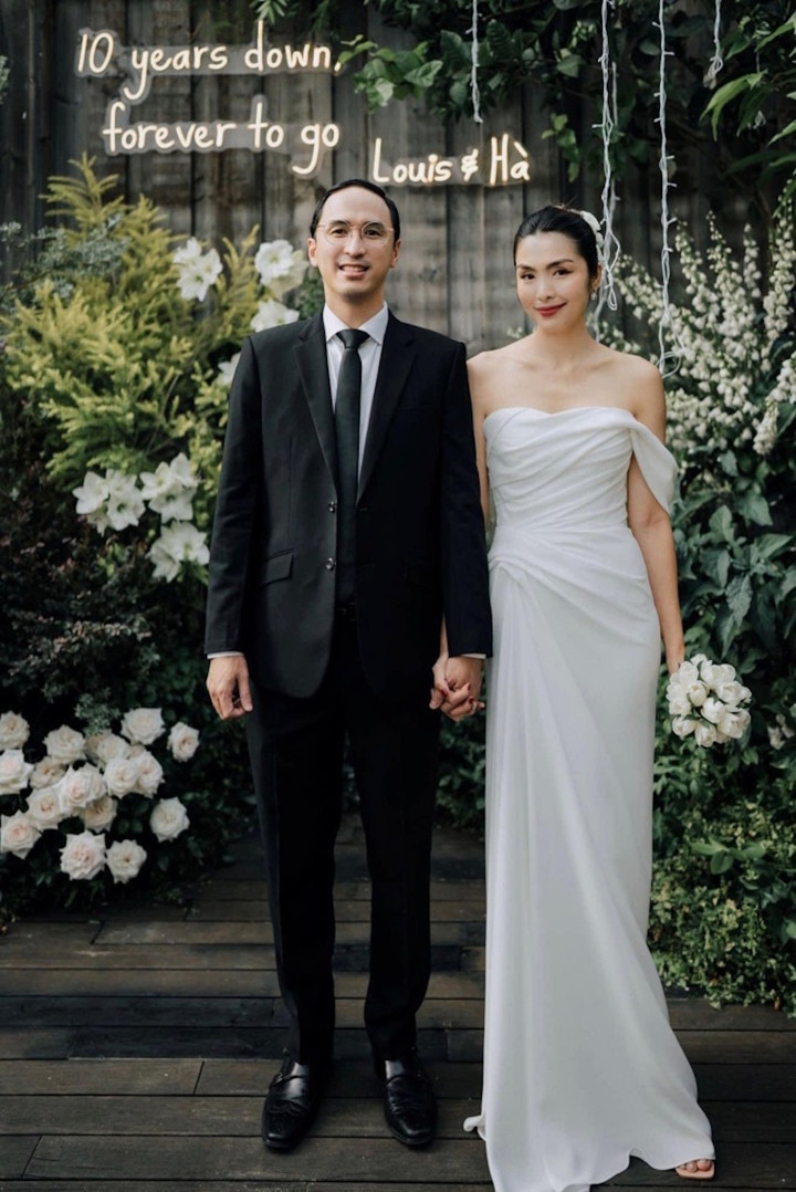 Tăng Thanh Hà và chồng trong tiệc kỷ niệm 10 năm ngày cưới.