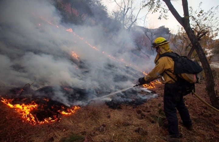 Lính cứu hỏa dập đám cháy ở Los Angeles. (Ảnh: Reuters)