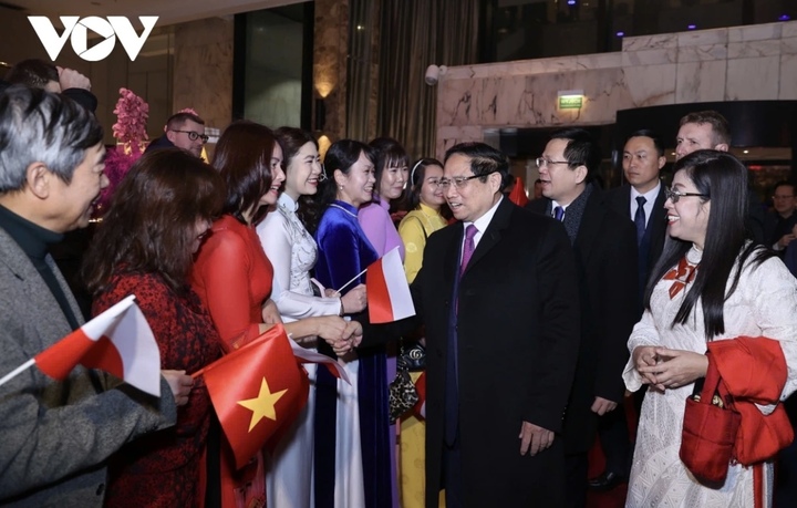 Cán bộ, nhân viên Đại sứ quán và đại diện kiều bào Việt Nam tại Ba Lan đón Thủ tướng Phạm Minh Chính và Phu nhân.