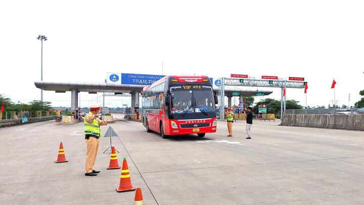 Lực lượng CSGT làm nhiệm vụ trên cao tốc Đà Nẵng-Quảng Ngãi.
