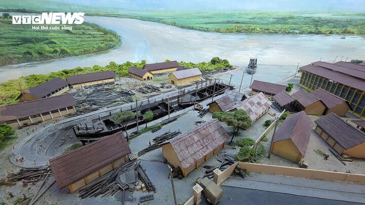 Góc sa bàn tái hiện khung cảnh xưởng đóng tàu Ba Son được trưng bày tại bảo tàng.