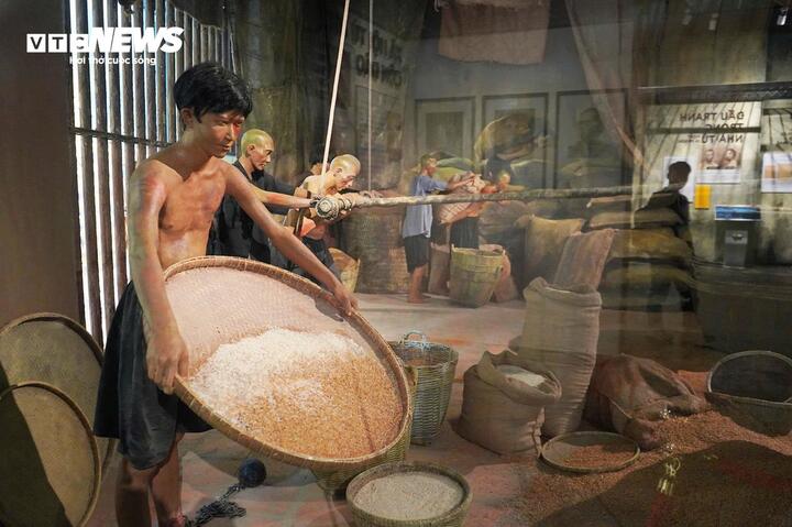 Tại khu vực tầng 3 bảo tàng được triển khai gồm 3 chủ đề: Thời niên thiếu; Từ người thợ đến người lãnh đạo phong trào công nhân Sài Gòn; 15 năm tù Côn Đảo.
