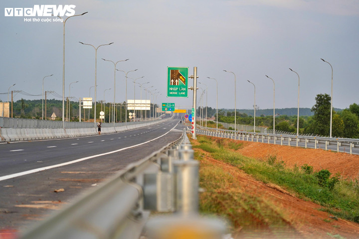 Đưa vào khai thác tạm hai đoạn cao tốc Bến Lức - Long Thành.